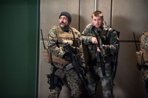 Jeffrey-Dean-Morgan-and-Chris-Hemsworth-in-Red-Dawn-2012-Movie-Image