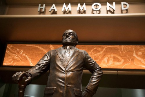 John-Hammond-Statue-Jurassic-World