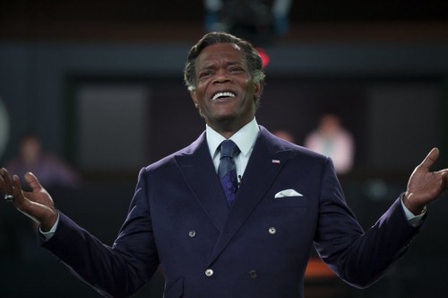 Samuel-L.-Jackson-in-Robocop-2014-Movie-Image
